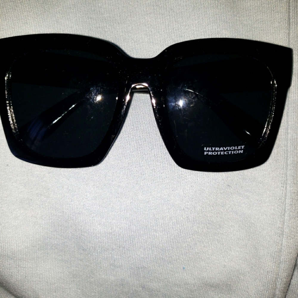 BLACK SQUARE SUN GLASSES